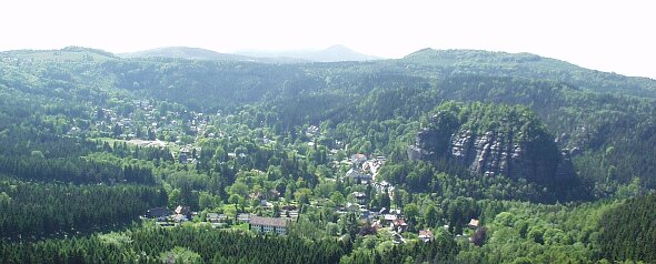 Blick zum Berg Oybin vom Scharfenstein aus gesehen.